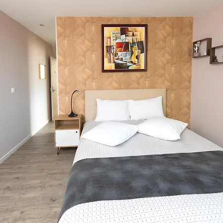 Le Relais De La Poste 3* Гурдон-ан-Керси